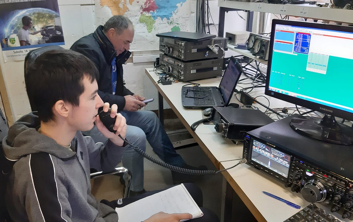 Joven operador radioaficionado.